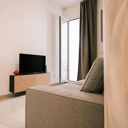 Apulian Tree - Elegant With Balcony -