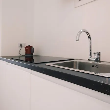 Apulian Tree - Elegant With Balcony - 公寓